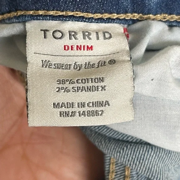 Torrid Distressed Lightwash Jean Shorts Size 16 - Picture 8 of 9